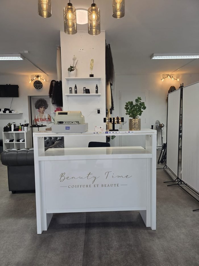 Comptoir Beauty Time Coiffure et Beauté et mèches d'extensions de différentes teintes