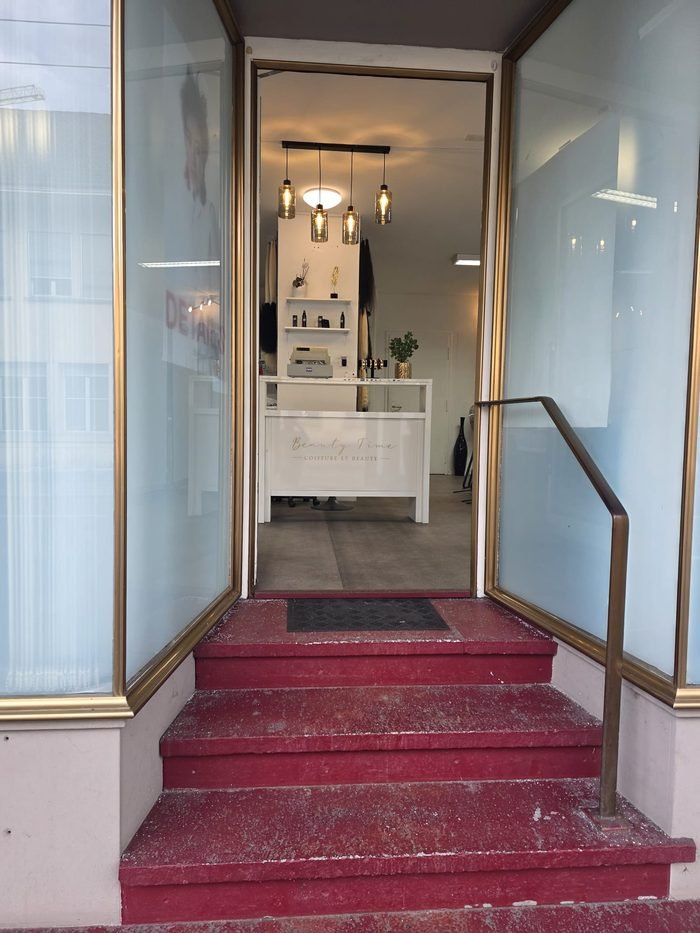 Entrée du salon Beauty Time, porte vitrée à encadrement doré Rue Centrale 84 à Bienne