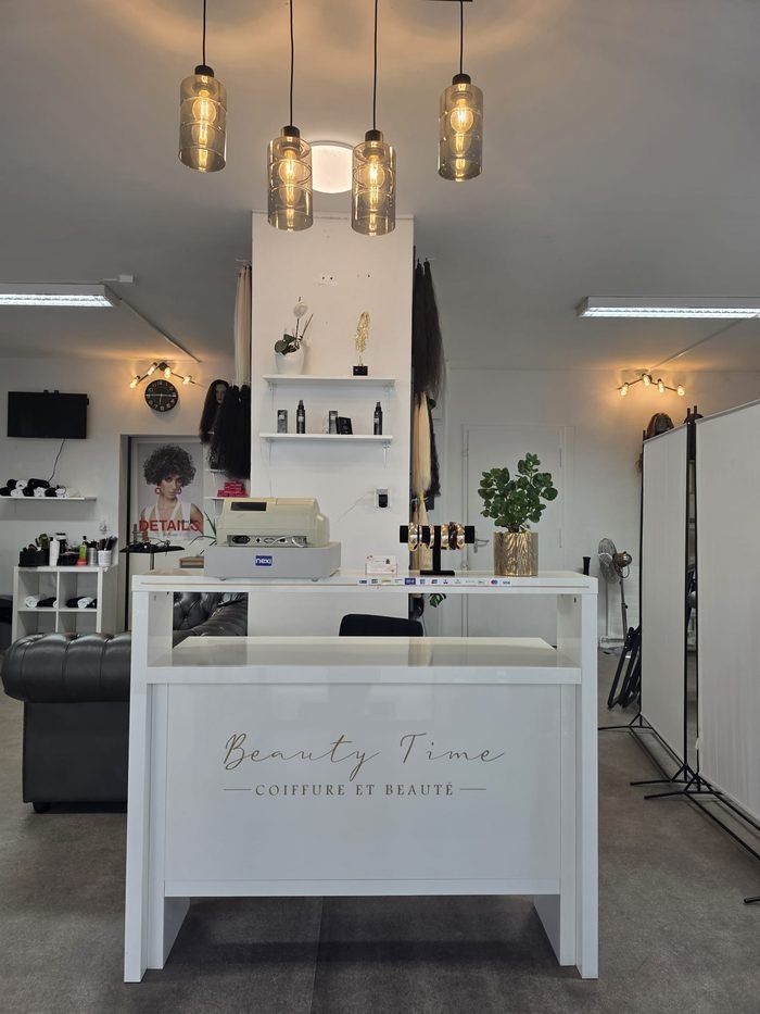 Réception du salon avec suspensions en verre ambré et présentoir de produits coiffants